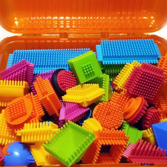 Bristle Blocks-Interlocking Stem Building Blocks-Over 70 Pieces-Case-Family/Pet - Picture 4 of 7